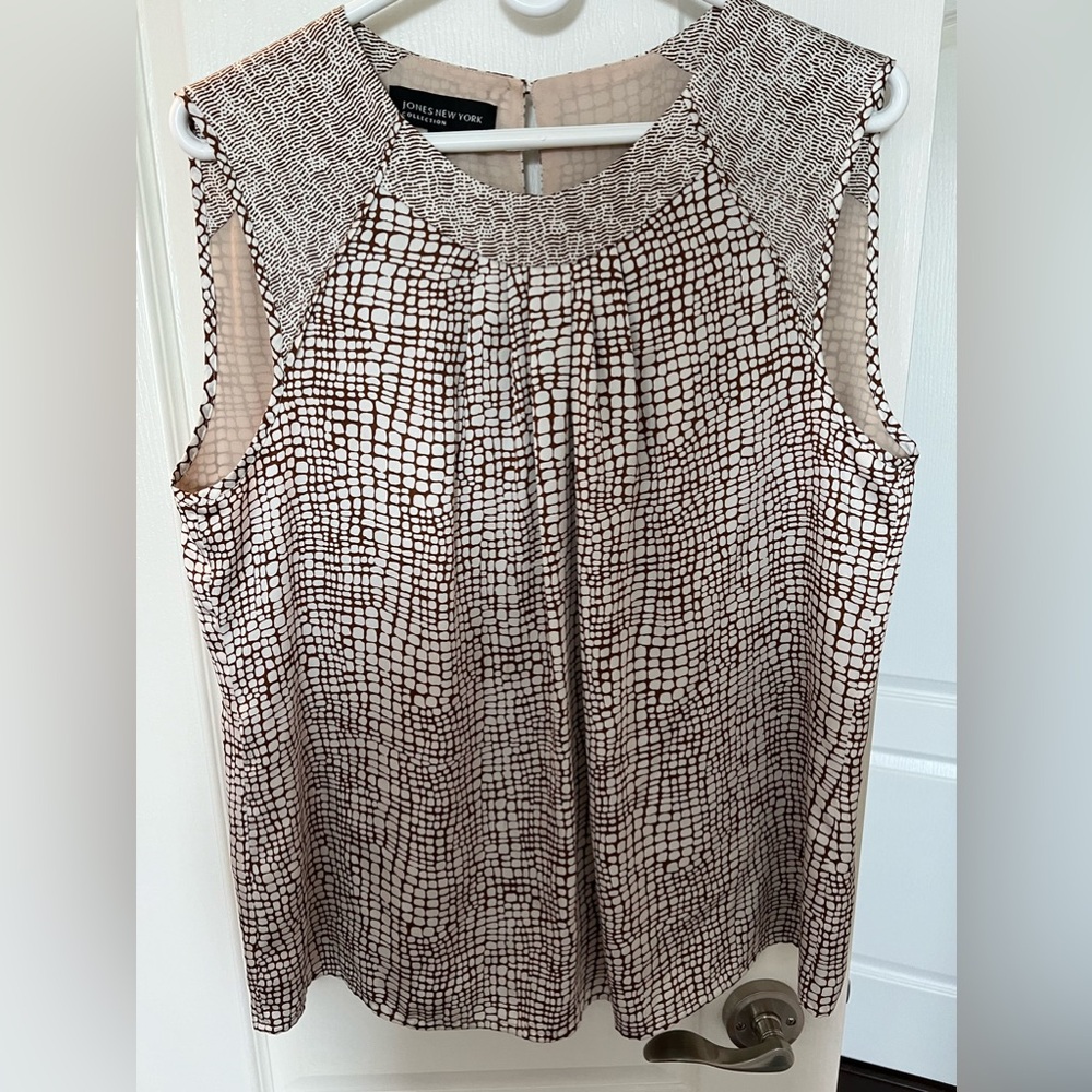 Jones New York sleeveless blouse size 14. Style and elegance in an everyday wear